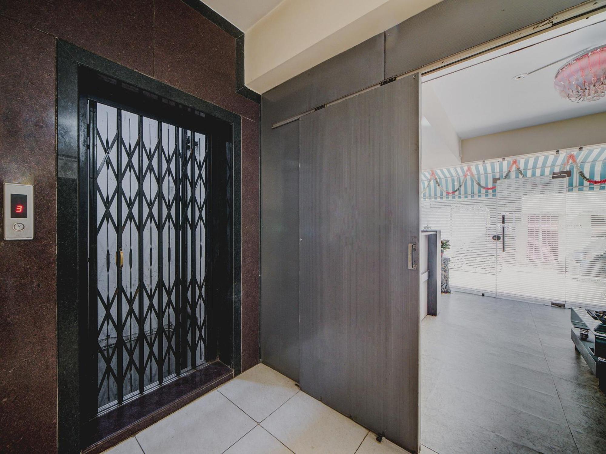 Super Hotel O The Royal Nest Near Shilparamam Kondapur  Экстерьер фото