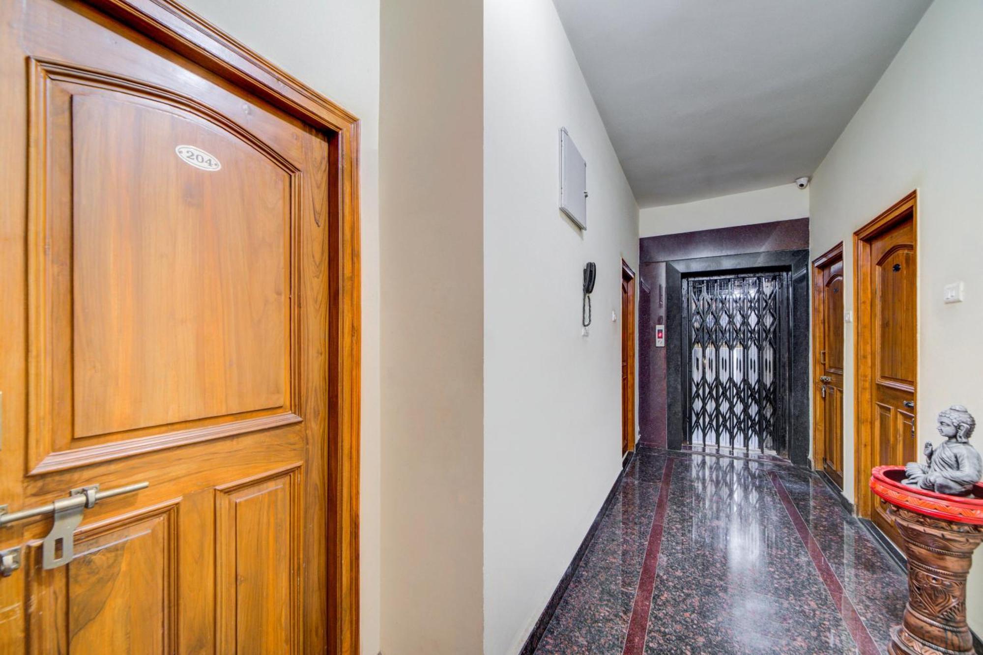 Super Hotel O The Royal Nest Near Shilparamam Kondapur  Экстерьер фото